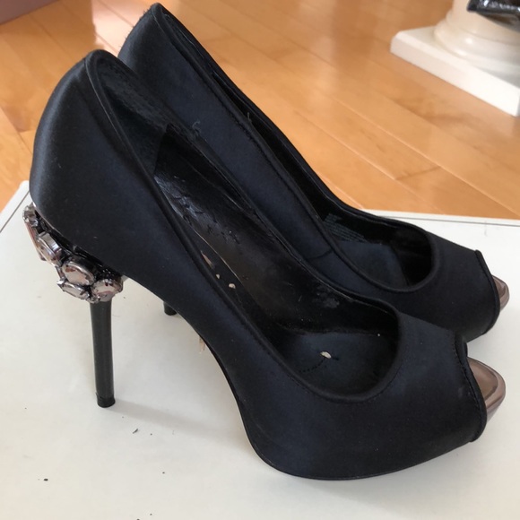 BCBGMAXAZRIA Peeptoe Pumps. - Picture 5 of 5